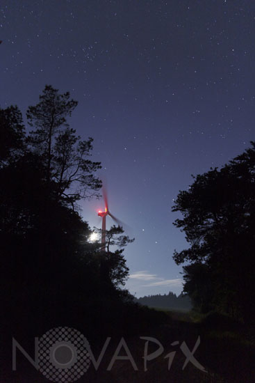 Ciel étoilé et éolienne