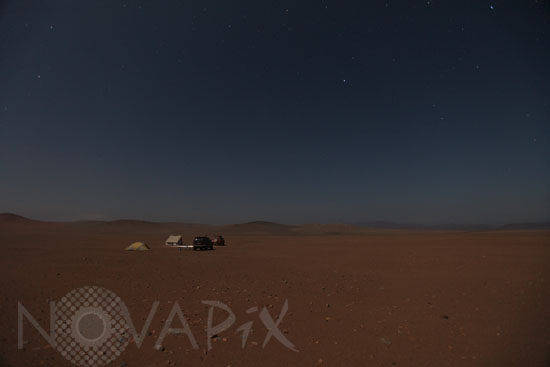Ciel étoilé et clair de Lune dans le désert d'Atacama