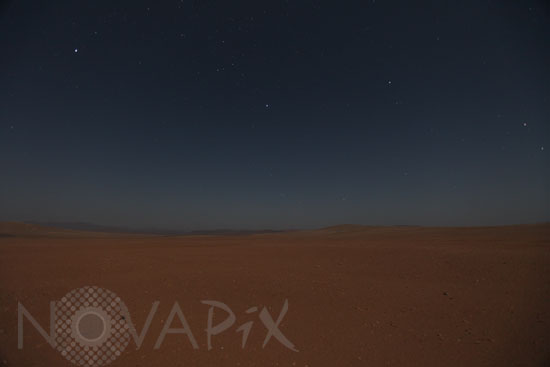 Ciel étoilé et clair de Lune dans le désert d'Atacama
