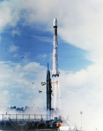 Premier vol de la fusée Ariane. 12/1979