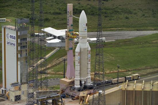 Fusée Ariane 5 ECA arrive sur son pas de tir 02/2005