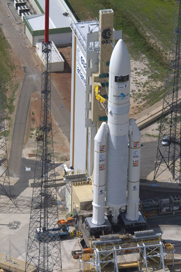 Fusée Ariane 5 ECA arrive sur son pas de tir. 05/2009