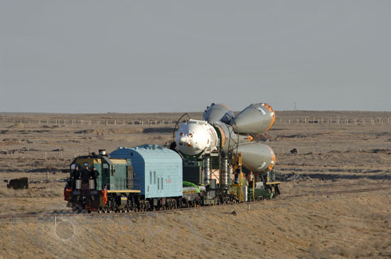 Soyuz FG launcher transfer 04-2005