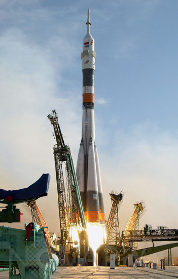 Décollage fusée Soyuz TMA-3. 10/2003