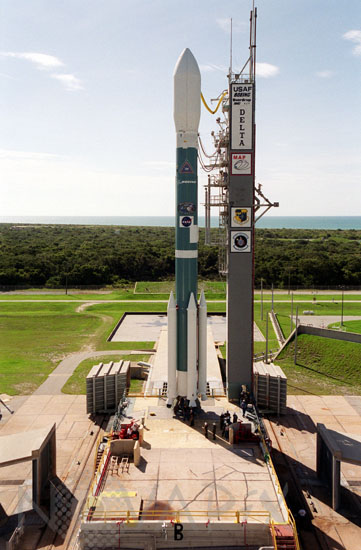 Fusée Delta II sur son pas de tir. 06/2001
