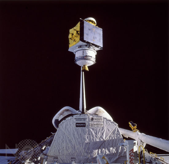 Déploiement d'un satellite de communication 11/1985