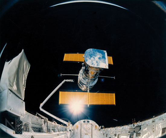 Déploiement du satellite Hubble 25/04/1990