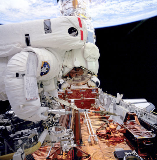 Astronaut Kathryn Thornton during servicing of HST. 12/1993