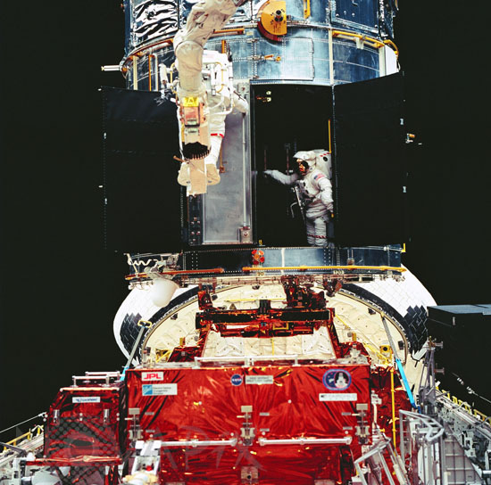 Télescope spatial Hubble: 1e mission d'entretien 12/1993
