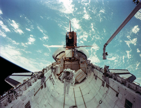 Solar Maximum Mission repair 04/1984