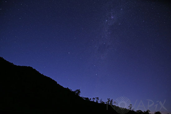 Premières lueurs de l'aurore sur le ciel austral de la Reunion