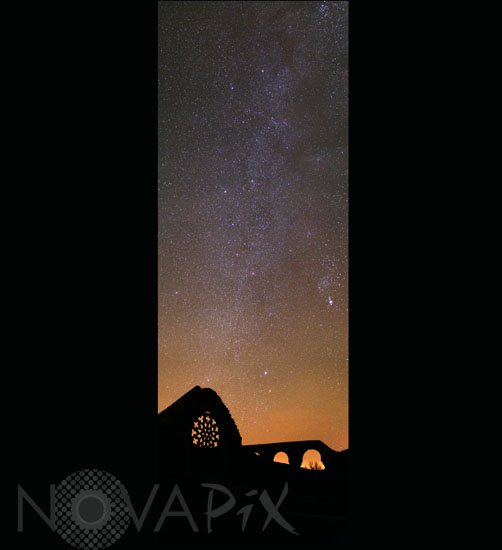 Ciel étoilé au-dessus d'une vieille chapelle